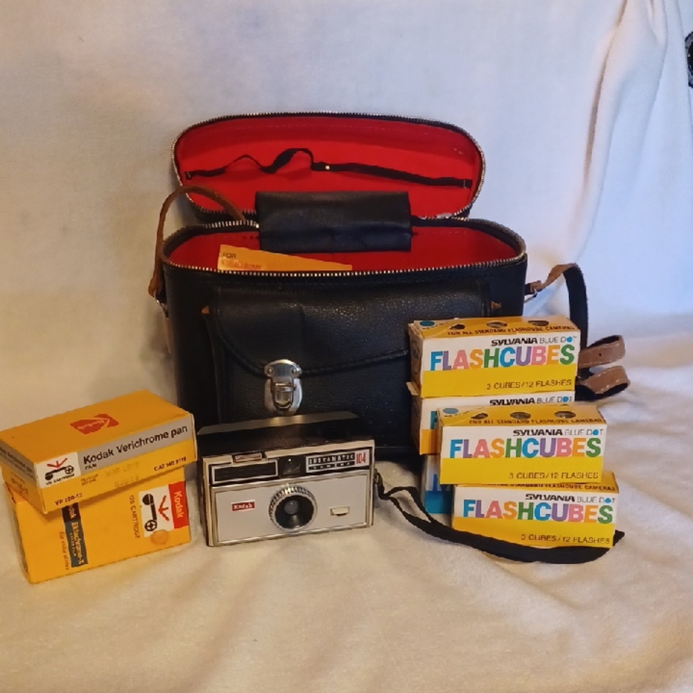 Kodak  104 Camera with Black Case Vintage Flash Cubes And Film